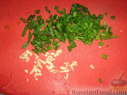 Салат с треской: Измельчаем чеснок и зеленый лук.