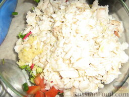 Салат с треской: Перемещаем все составляющие в салатницу, добавляем в салат с треской измельченный на мелкой терке кусочек имбиря.