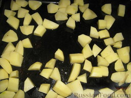 Курочка, как на шашлыки: К сожалению погода испортилась, и я приготовила курочку в духовке. Картофель, нарезанный средними кубиками выкладываем на противень.