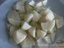 Гречневый суп с шампиньонами: Как приготовить гречневый суп из шампиньонов:    Почистить и помыть картофель. Нарезать на кубики.