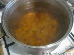Гречневый суп с шампиньонами: Вскипятить 2,5 л воды. Добавить 1-2 ст. ложки соевого соуса. Выложить картофель в кастрюлю. Пусть варится на самом минимальном огне.