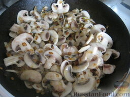 Гречневый суп с шампиньонами: Разогреть сковороду. Налить растительное масло. Обжарить грибы с луком, помешивая, 5-7 минут, на среднем огне.