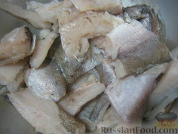 Котлеты из хека в томатной подливке: Рыбу очистить, омыть и отделить от кости. Если это филе, тогда просто порезать на куски.