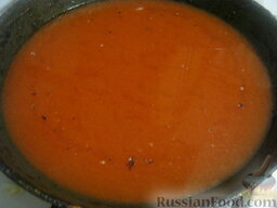 Котлеты из хека в томатной подливке: Вскипятить  чайник. В горячей воде развести 1-2 ст. ложки томат-пасты. Дать подливке закипеть.
