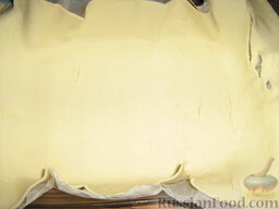 Пирог из слоеного теста с беконом, овощами и сыром: Раскатанное тесто выкладываем в форму. Наполняем начинкой.