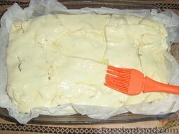Пирог из слоеного теста с беконом, овощами и сыром: Смазываем  растительным маслом. Помещаем пирог из слоеного теста в духовку, разогретую до 180 градусов на 30 мин.