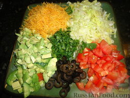 Мексиканские тако (taco): Нарезаем томаты, авокадо, маслины, лук, зеленый салат, кинзу.