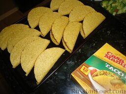 Мексиканские тако (taco): Готовые кукурузные тако помещаем на противень и ставим в разогретую духовку при температуре 175 градусов на 5 минут.
