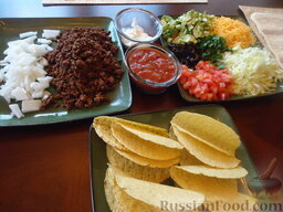 Мексиканские тако (taco): Выкладываем хрустящие кукурузные тако на тарелку.