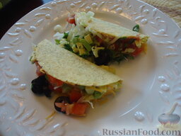 Мексиканские тако (taco): Заполняем каждую мексиканскую лепёшку тако мясом, сыром и всеми остальными ингредиентами.
