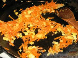 Зеленый борщ с капустой: На масле обжарить лук с морковью. Добавить в борщ, вкинуть пюре из щавеля, посолить по вкусу. Дать закипеть и варить зеленый борщ 2 минуты. Посыпать зеленью.