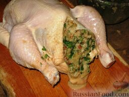 Запеченная курица с пикантной ореховой начинкой: Курицу хорошо вымыть и обсушить салфетками. Нафаршировать курицу подготовленной ореховой массой. Отверстие зашить или скрепить шпажками (зубочистками).