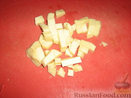 Рисовый салат "Эффектный": Сыр режем кубиками. Можно использовать копченый сыр, а можно заменить его другим, по вкусу.