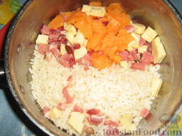 Рисовый салат "Эффектный": Рис отварить, опрокинуть в дуршлаг и промыть под холодной водой. Оставить в дуршлаге на полчасика, чтобы лишняя вода стекла. Добавить кубики дыни, сыра и окорока.