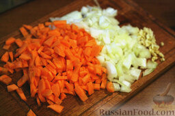 Кролик тушеный по-эльзасски: Очистить луковицу, зубчик чеснока, морковь и корень петрушки, все порубить.