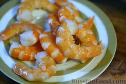 Тайский салат с ананасом, креветками и индейкой: Креветки почистить.    Ананас порезать на небольшие тонкие ломтики.