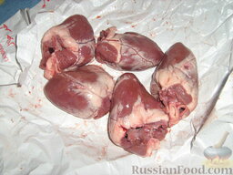 Сердечки в сливочном соусе с грибами: Как приготовить сердечки в сливочном соусе:  Сердечки, у меня - ягненка. Но отлично подойдут и индюшачьи, и куриные. Нужно их разрезать, тщательно промыть внутри от остатков крови. Обрезать жир и вырезать остатки сосудов.