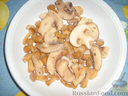 Сердечки в сливочном соусе с грибами: Нам понадобятся также грибы. У меня - опята и шампиньоны замороженные. Размораживать их необязательно.
