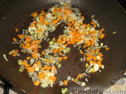 Сердечки в сливочном соусе с грибами: На растительном масле обжариваем лук, морковь и сельдерей, порезанные кубиками.