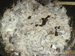 Сердечки в сливочном соусе с грибами: Когда бульон почти весь испарился, вливаем сливки.