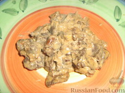 Сердечки в сливочном соусе с грибами: Можно подавать сердечки в сливочном соусе с овощами или пастой.