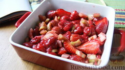 Крамбл с клубникой и ревенем (Rhubarb and strawberry crumble): Ревень и клубнику помыть, обсушить, порезать на небольшие кусочки .  Выложить в жаропрочную форму, посыпать сахаром, крахмалом и полить портвейном.