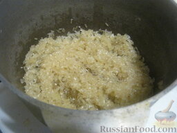 Жареный рис на гарнир: Всыпать пропаренный рис,  убавить огонь до среднего и, мешая, обжарить рис. Сначала он побелеет и перестанет быть прозрачным.