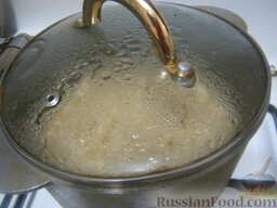 Жареный рис на гарнир: Затем убавить огонь на самый минимальный, закрыть крышкой и варить жареный рис на огне 20 минут. Затем дать постоять рису еще 10 минут, под крышкой.