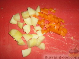 Холодный суп со свеклой, на кефире: Картофель и морковь отварить в мундире, очистить и порезать кубиками.