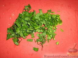 Салат с черемшой "Весенняя поляна": Как приготовить салат из черемши с яйцом:    Черемшу вымыть и порезать.