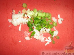 Салат с черемшой "Весенняя поляна": Зеленый лук порезать.