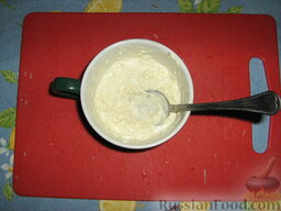 Салат с черемшой "Весенняя поляна": Приготовить заправку. Сыр потереть на мелкой терке. Добавить майонез и йогурт, поперчить, посолить. Аккуратно перемешать.