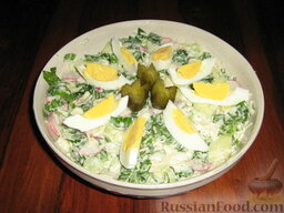 Салат с черемшой "Весенняя поляна": Украсить салат из черемши соленым или маринованным огурцом и дольками вареного яйца.   Салат из черемши с яйцом готов. Приятного аппетита!