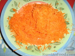Хлебцы из цельнозерновой муки с морковью: Морковь чистим и натираем на мелкой терке.