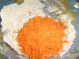 Хлебцы из цельнозерновой муки с морковью: Добавляем морковь. Перемешиваем.