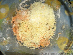 Хлебцы из цельнозерновой муки с морковью: Добавляем сыр, опять перемешиваем.