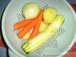 Овощные оладушки: Как приготовить овощные оладьи:    Подготавливаем овощи. Моем и чистим.