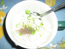 Овощные оладушки: Всыпать в натуральный йогурт, добавить немного соли и перца. Перемешать.