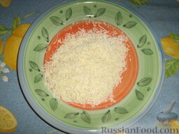 Овощные оладушки: Твердый сыр натираем на терке.