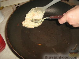 Овощные оладушки: На непригораемой сковороде разогреваем растительное масло. Выкладываем тесто, помогая себе 2-мя ложками.
