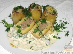 Картофель, фаршированный печенью: Подавать картофель фаршированный, запеченный в духовке, вместе с соусом из шампиньонов.  Приятного аппетита!