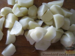 Суп с фрикадельками и зеленым горошком "Дачный": Как приготовить суп с фрикадельками:    Почистить и помыть картофель, нарезать кубиками. Помыть рис.