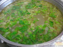 Суп с фрикадельками и зеленым горошком "Дачный": Посыпать суп зеленью. Суп с фрикадельками и зеленым горошком 