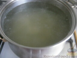 Суп с фрикадельками и зеленым горошком "Дачный": Вскипятить в кастрюле воду. В кипяток опустить картофель и рис. Варить 10 минут.