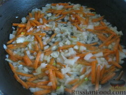 Суп с фрикадельками и зеленым горошком "Дачный": Разогреть сковороду. Налить растительное масло. Выложить лук и морковь. Обжарить, помешивая, на среднем огне 2-3 минуты.