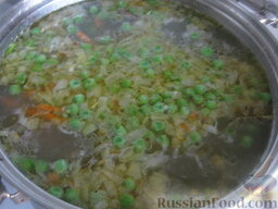Суп с фрикадельками и зеленым горошком "Дачный": Выложить в кастрюлю морковь с луком и горошек.