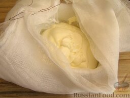 Сливочный сыр (крем-сыр) в домашних условиях: Подготовленную марлю выложить в пиалу. В марлю вылить сметану.