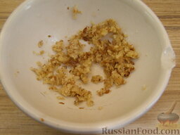 Салат из свеклы в ореховом маринаде: Орехи растереть в ступке, чтобы выделилось масло.