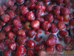 "Королевское" варенье из клубники: Оставить на 7-8 часов, чтобы ягоды пустили сок.
