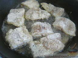Минтай под маринадом: Разогреть сковороду, налить растительное масло. Выложить подготовленную рыбу. Обжарить на среднем огне, с двух сторон до золотистого цвета (4-5 минуты с каждой стороны).